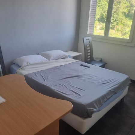 New cheap PRIVATE ROOM, KITCHEN ,TRAM on site, 12 minutes from nice train station with tram , beach in 17 min with tram , CHAMBRE PRIVÉE pas cher, cuisine équipée , tram sur place, à 12 min de la gare de Nice avec le tram, 17 min plage Chambre photo