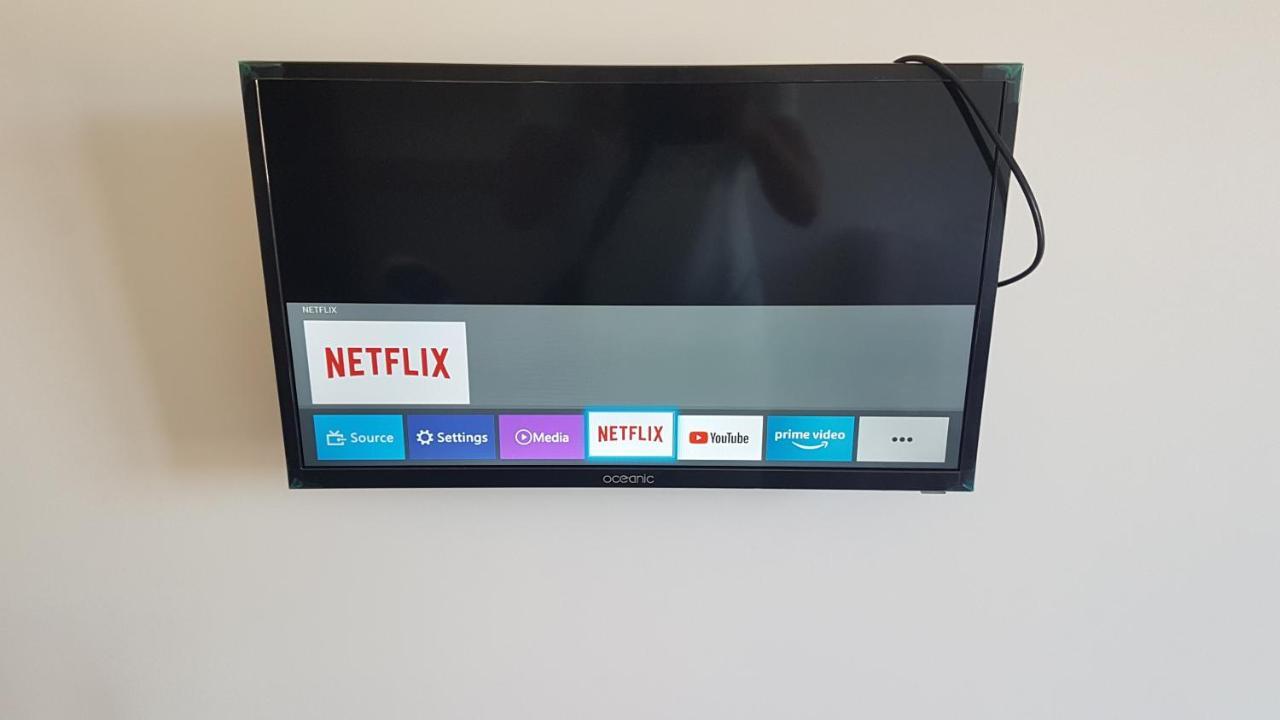 New cheap PRIVATE ROOM, KITCHEN ,TRAM on site, 12 minutes from nice train station with tram , beach in 17 min with tram , CHAMBRE PRIVÉE pas cher, cuisine équipée , tram sur place, à 12 min de la gare de Nice avec le tram, 17 min plage Extérieur photo