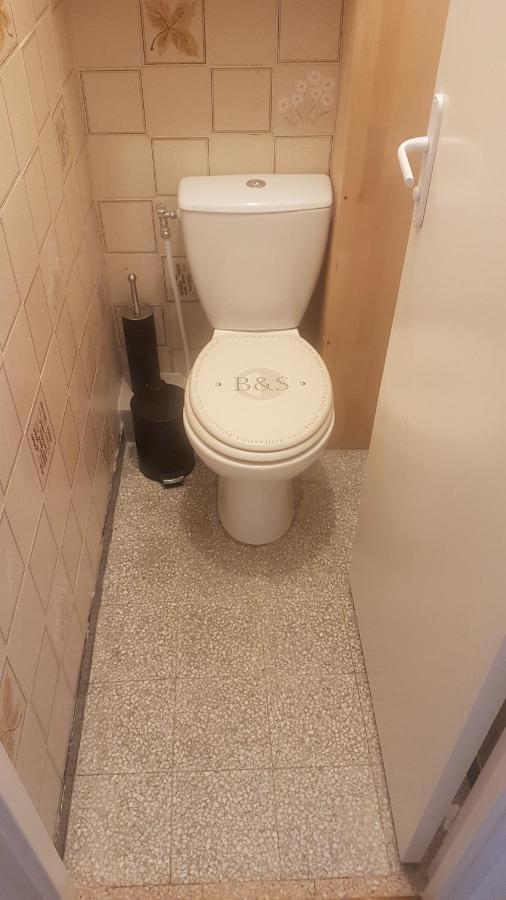 New cheap PRIVATE ROOM, KITCHEN ,TRAM on site, 12 minutes from nice train station with tram , beach in 17 min with tram , CHAMBRE PRIVÉE pas cher, cuisine équipée , tram sur place, à 12 min de la gare de Nice avec le tram, 17 min plage Extérieur photo