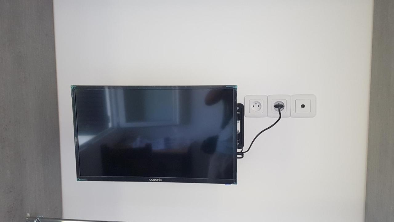 New cheap PRIVATE ROOM, KITCHEN ,TRAM on site, 12 minutes from nice train station with tram , beach in 17 min with tram , CHAMBRE PRIVÉE pas cher, cuisine équipée , tram sur place, à 12 min de la gare de Nice avec le tram, 17 min plage Extérieur photo