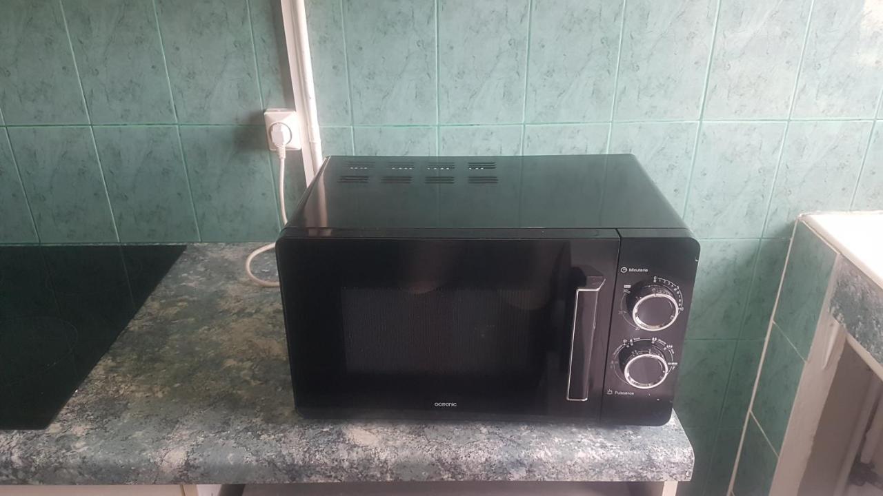 New cheap PRIVATE ROOM, KITCHEN ,TRAM on site, 12 minutes from nice train station with tram , beach in 17 min with tram , CHAMBRE PRIVÉE pas cher, cuisine équipée , tram sur place, à 12 min de la gare de Nice avec le tram, 17 min plage Extérieur photo