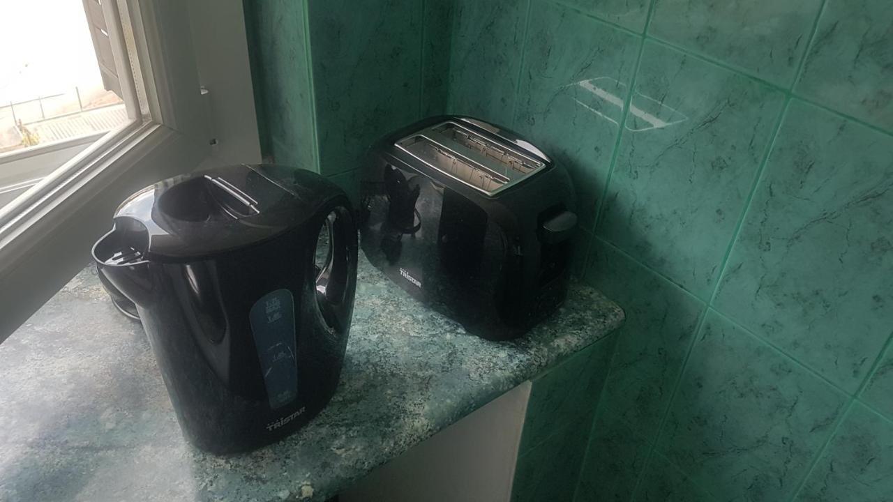 New cheap PRIVATE ROOM, KITCHEN ,TRAM on site, 12 minutes from nice train station with tram , beach in 17 min with tram , CHAMBRE PRIVÉE pas cher, cuisine équipée , tram sur place, à 12 min de la gare de Nice avec le tram, 17 min plage Extérieur photo