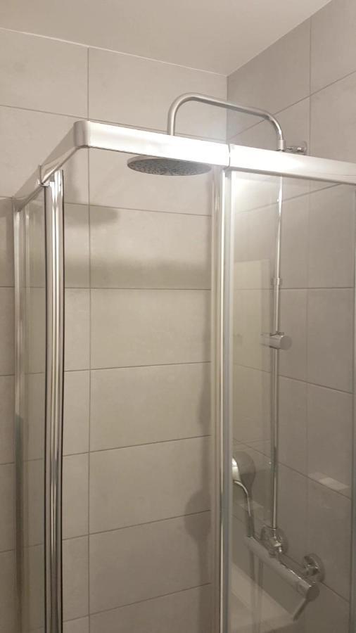 New cheap PRIVATE ROOM, KITCHEN ,TRAM on site, 12 minutes from nice train station with tram , beach in 17 min with tram , CHAMBRE PRIVÉE pas cher, cuisine équipée , tram sur place, à 12 min de la gare de Nice avec le tram, 17 min plage Extérieur photo