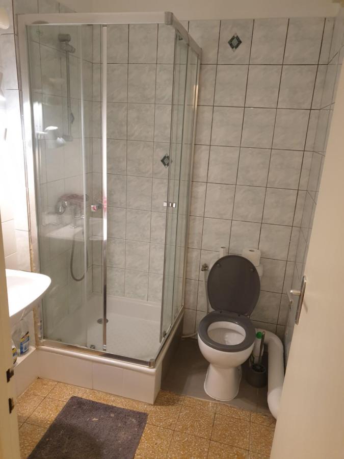 New cheap PRIVATE ROOM, KITCHEN ,TRAM on site, 12 minutes from nice train station with tram , beach in 17 min with tram , CHAMBRE PRIVÉE pas cher, cuisine équipée , tram sur place, à 12 min de la gare de Nice avec le tram, 17 min plage Extérieur photo