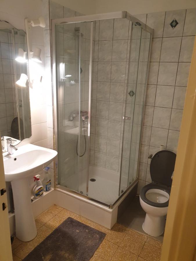 New cheap PRIVATE ROOM, KITCHEN ,TRAM on site, 12 minutes from nice train station with tram , beach in 17 min with tram , CHAMBRE PRIVÉE pas cher, cuisine équipée , tram sur place, à 12 min de la gare de Nice avec le tram, 17 min plage Extérieur photo