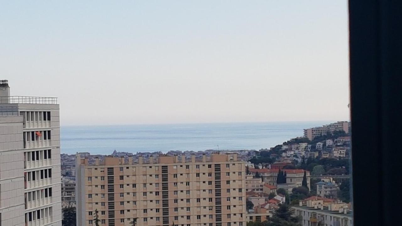 New cheap PRIVATE ROOM, KITCHEN ,TRAM on site, 12 minutes from nice train station with tram , beach in 17 min with tram , CHAMBRE PRIVÉE pas cher, cuisine équipée , tram sur place, à 12 min de la gare de Nice avec le tram, 17 min plage Extérieur photo