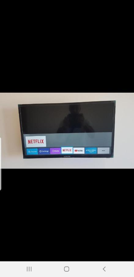 New cheap PRIVATE ROOM, KITCHEN ,TRAM on site, 12 minutes from nice train station with tram , beach in 17 min with tram , CHAMBRE PRIVÉE pas cher, cuisine équipée , tram sur place, à 12 min de la gare de Nice avec le tram, 17 min plage Extérieur photo