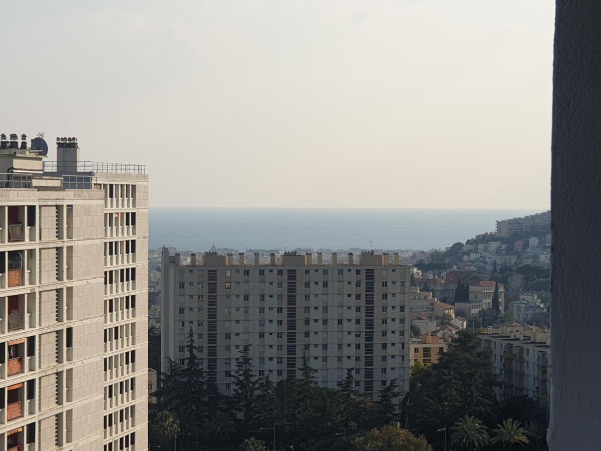 New cheap PRIVATE ROOM, KITCHEN ,TRAM on site, 12 minutes from nice train station with tram , beach in 17 min with tram , CHAMBRE PRIVÉE pas cher, cuisine équipée , tram sur place, à 12 min de la gare de Nice avec le tram, 17 min plage Extérieur photo