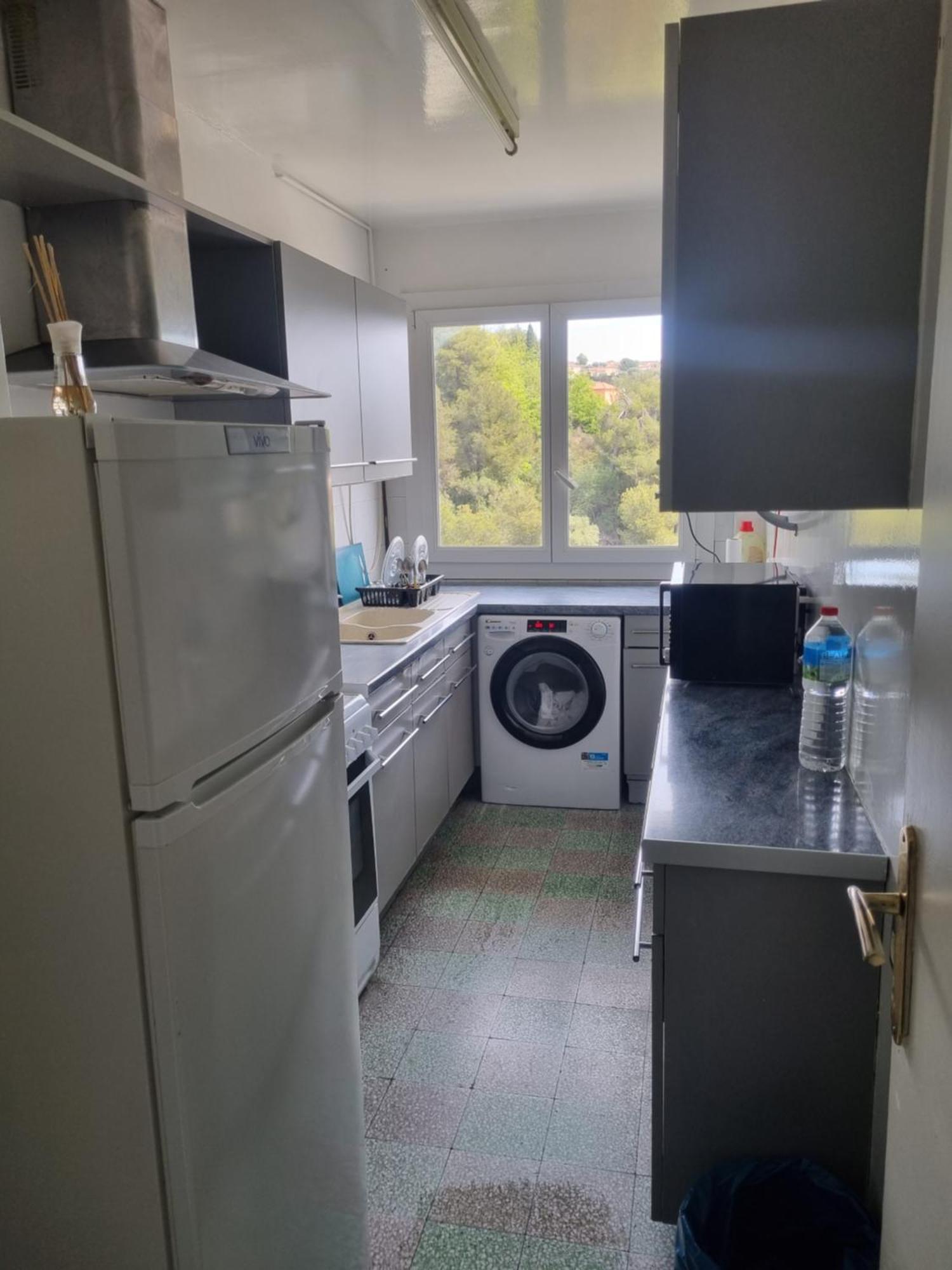 New cheap PRIVATE ROOM, KITCHEN ,TRAM on site, 12 minutes from nice train station with tram , beach in 17 min with tram , CHAMBRE PRIVÉE pas cher, cuisine équipée , tram sur place, à 12 min de la gare de Nice avec le tram, 17 min plage Extérieur photo