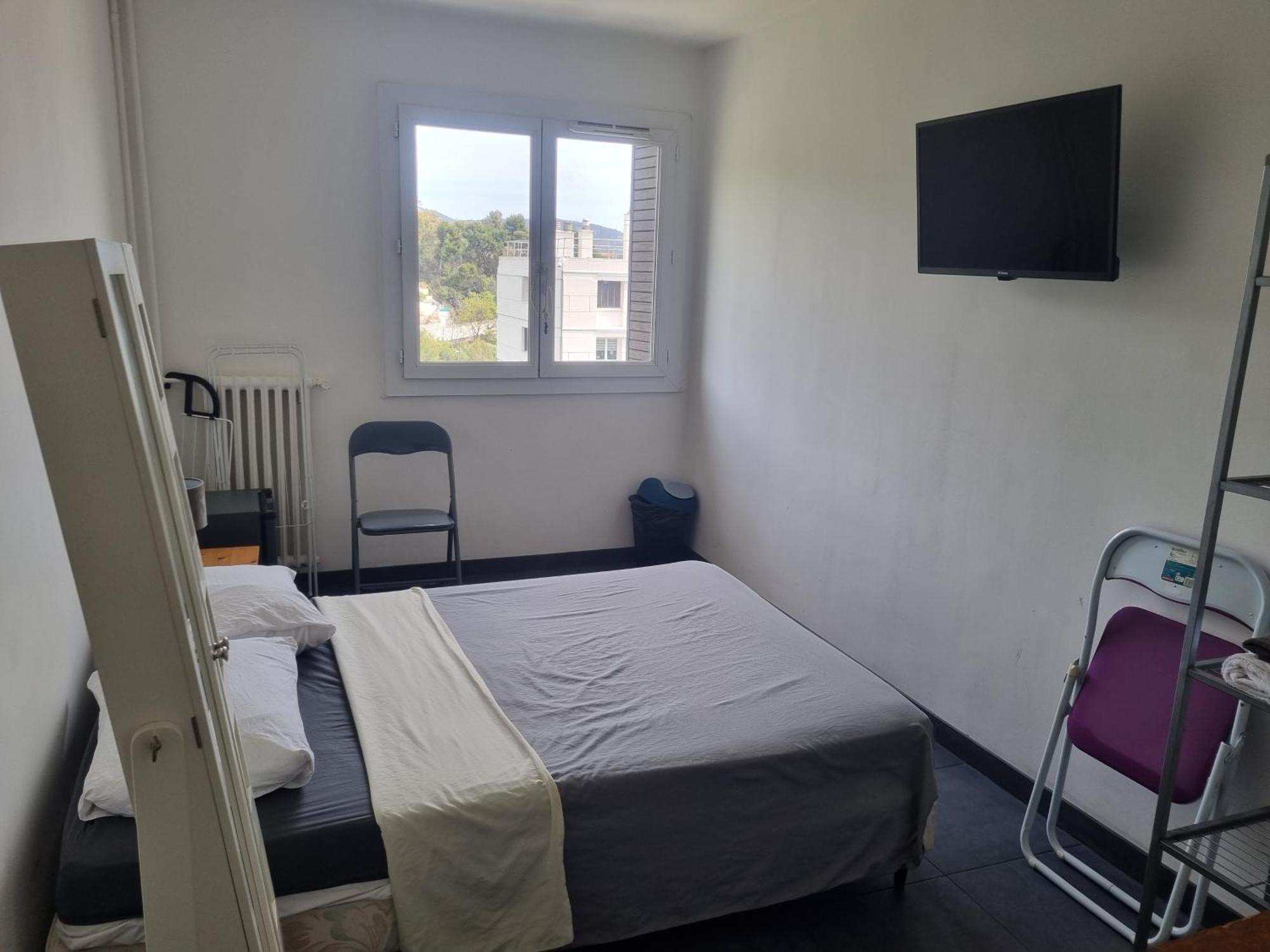 New cheap PRIVATE ROOM, KITCHEN ,TRAM on site, 12 minutes from nice train station with tram , beach in 17 min with tram , CHAMBRE PRIVÉE pas cher, cuisine équipée , tram sur place, à 12 min de la gare de Nice avec le tram, 17 min plage Extérieur photo