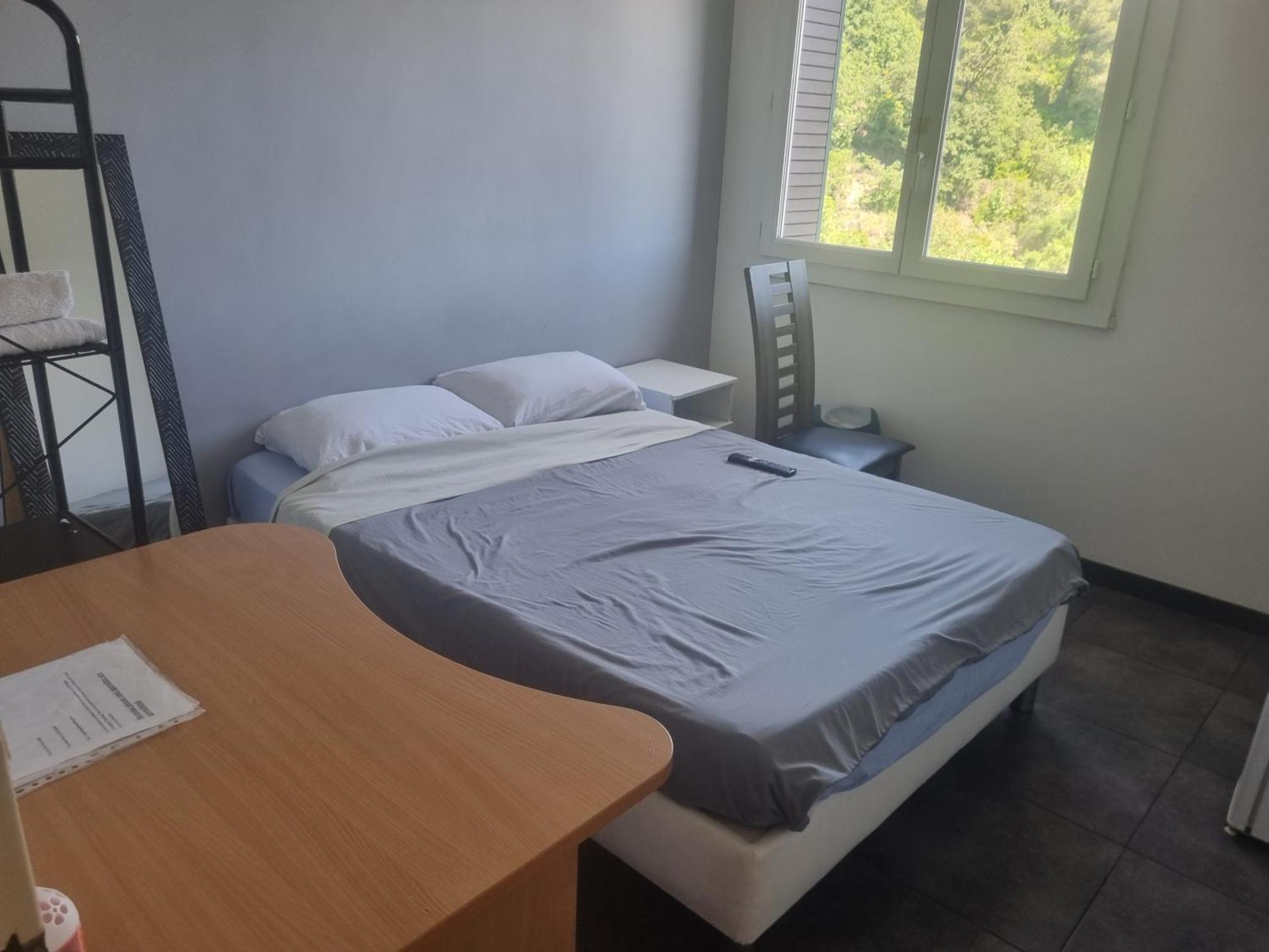 New cheap PRIVATE ROOM, KITCHEN ,TRAM on site, 12 minutes from nice train station with tram , beach in 17 min with tram , CHAMBRE PRIVÉE pas cher, cuisine équipée , tram sur place, à 12 min de la gare de Nice avec le tram, 17 min plage Chambre photo