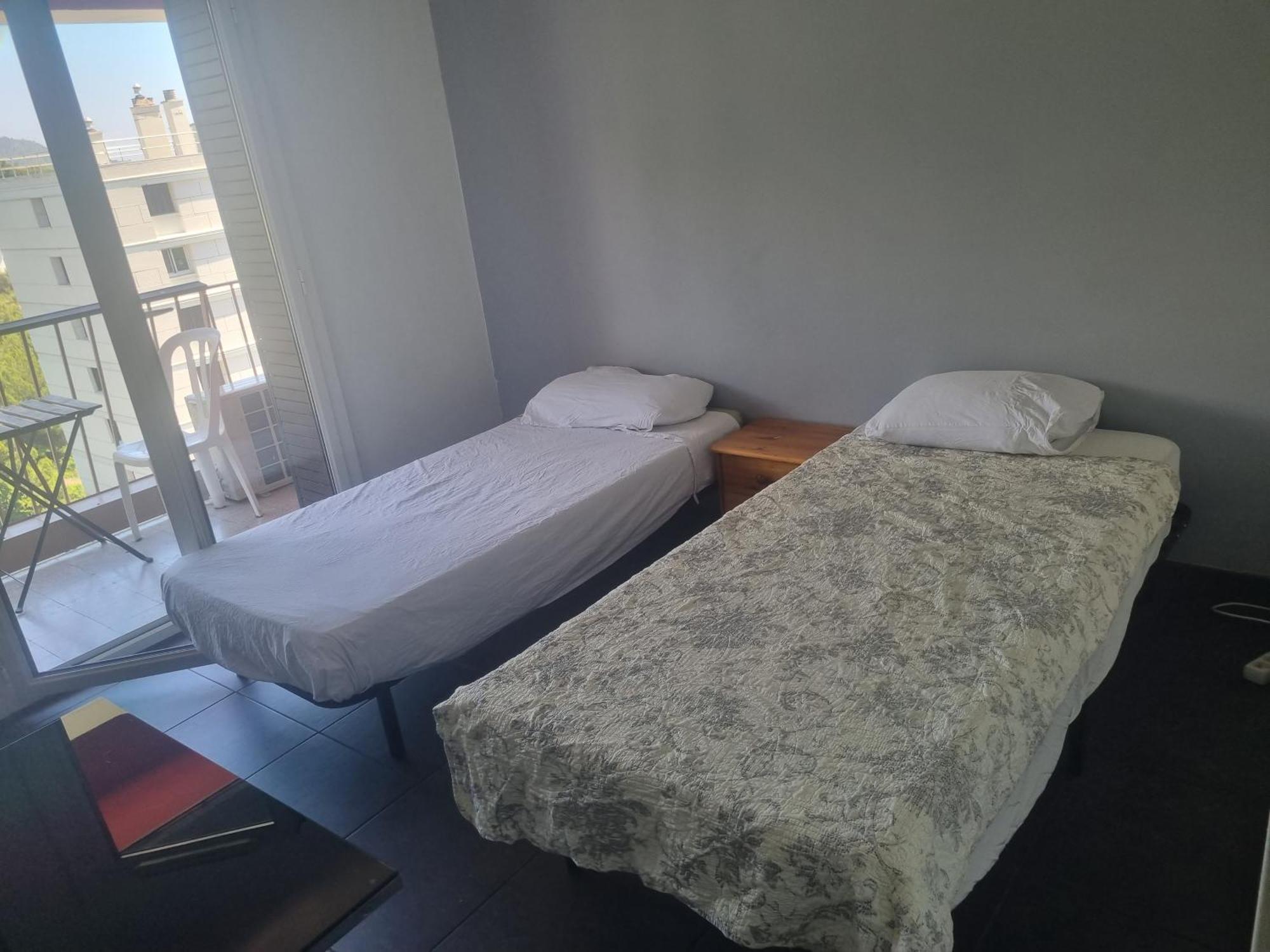 New cheap PRIVATE ROOM, KITCHEN ,TRAM on site, 12 minutes from nice train station with tram , beach in 17 min with tram , CHAMBRE PRIVÉE pas cher, cuisine équipée , tram sur place, à 12 min de la gare de Nice avec le tram, 17 min plage Chambre photo