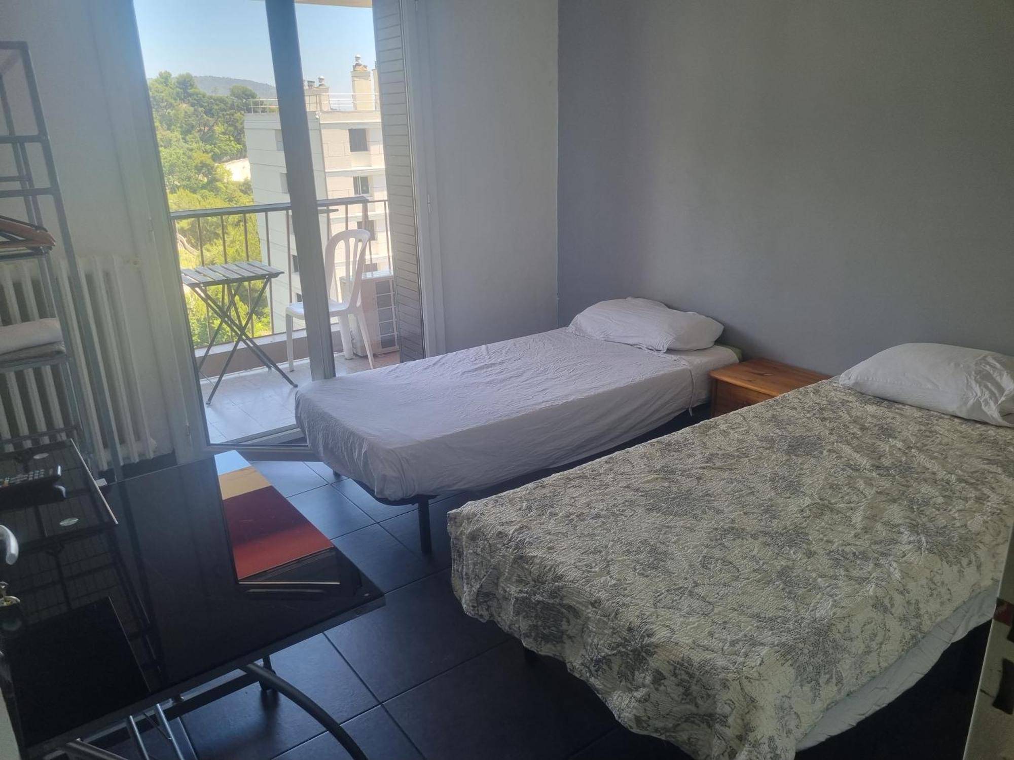 New cheap PRIVATE ROOM, KITCHEN ,TRAM on site, 12 minutes from nice train station with tram , beach in 17 min with tram , CHAMBRE PRIVÉE pas cher, cuisine équipée , tram sur place, à 12 min de la gare de Nice avec le tram, 17 min plage Chambre photo
