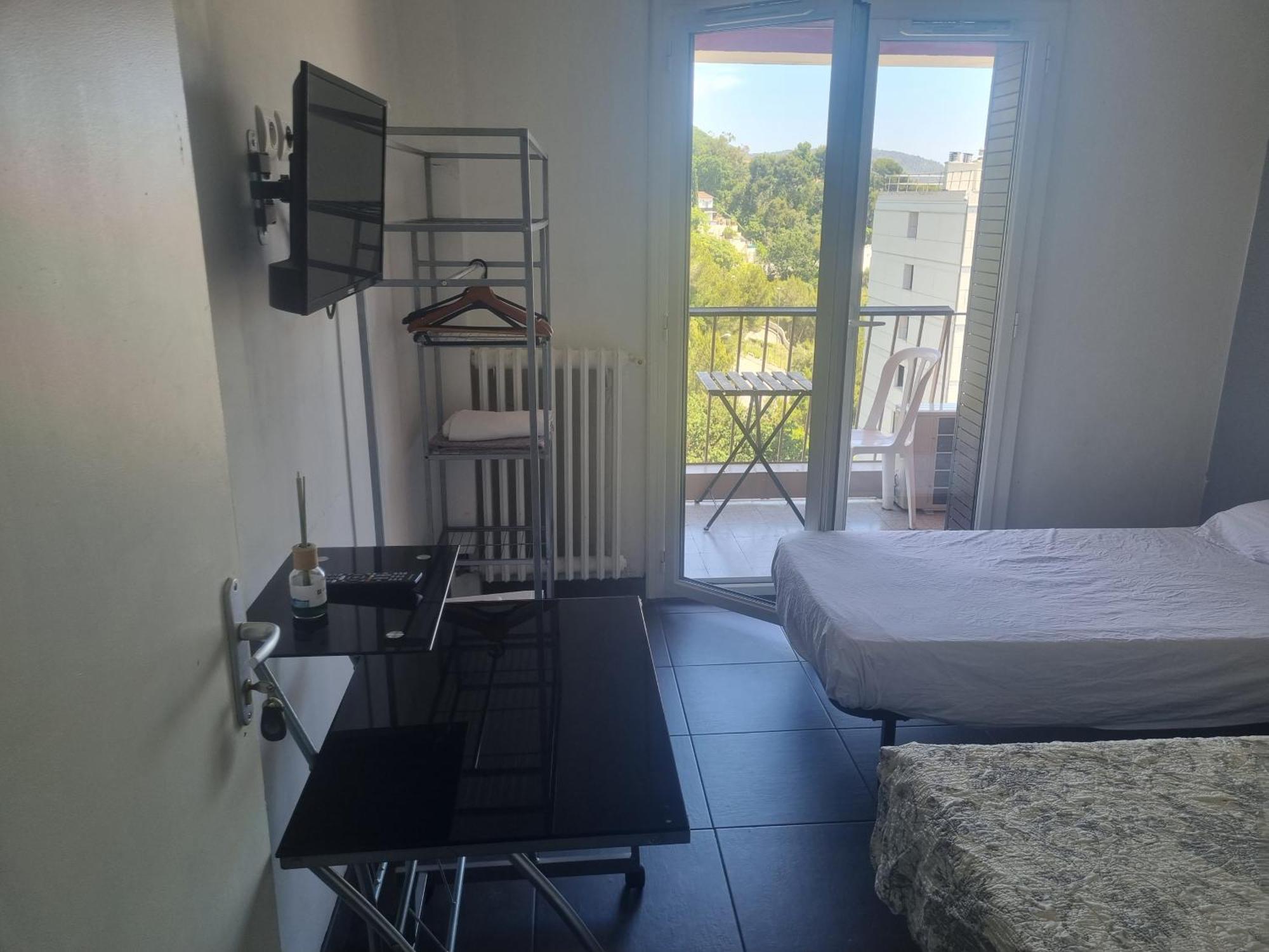New cheap PRIVATE ROOM, KITCHEN ,TRAM on site, 12 minutes from nice train station with tram , beach in 17 min with tram , CHAMBRE PRIVÉE pas cher, cuisine équipée , tram sur place, à 12 min de la gare de Nice avec le tram, 17 min plage Chambre photo