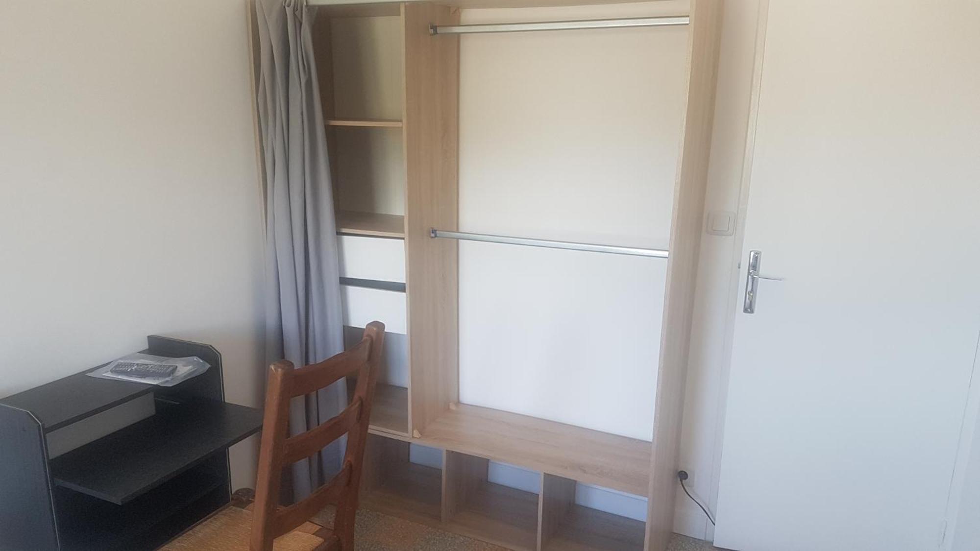 New cheap PRIVATE ROOM, KITCHEN ,TRAM on site, 12 minutes from nice train station with tram , beach in 17 min with tram , CHAMBRE PRIVÉE pas cher, cuisine équipée , tram sur place, à 12 min de la gare de Nice avec le tram, 17 min plage Chambre photo