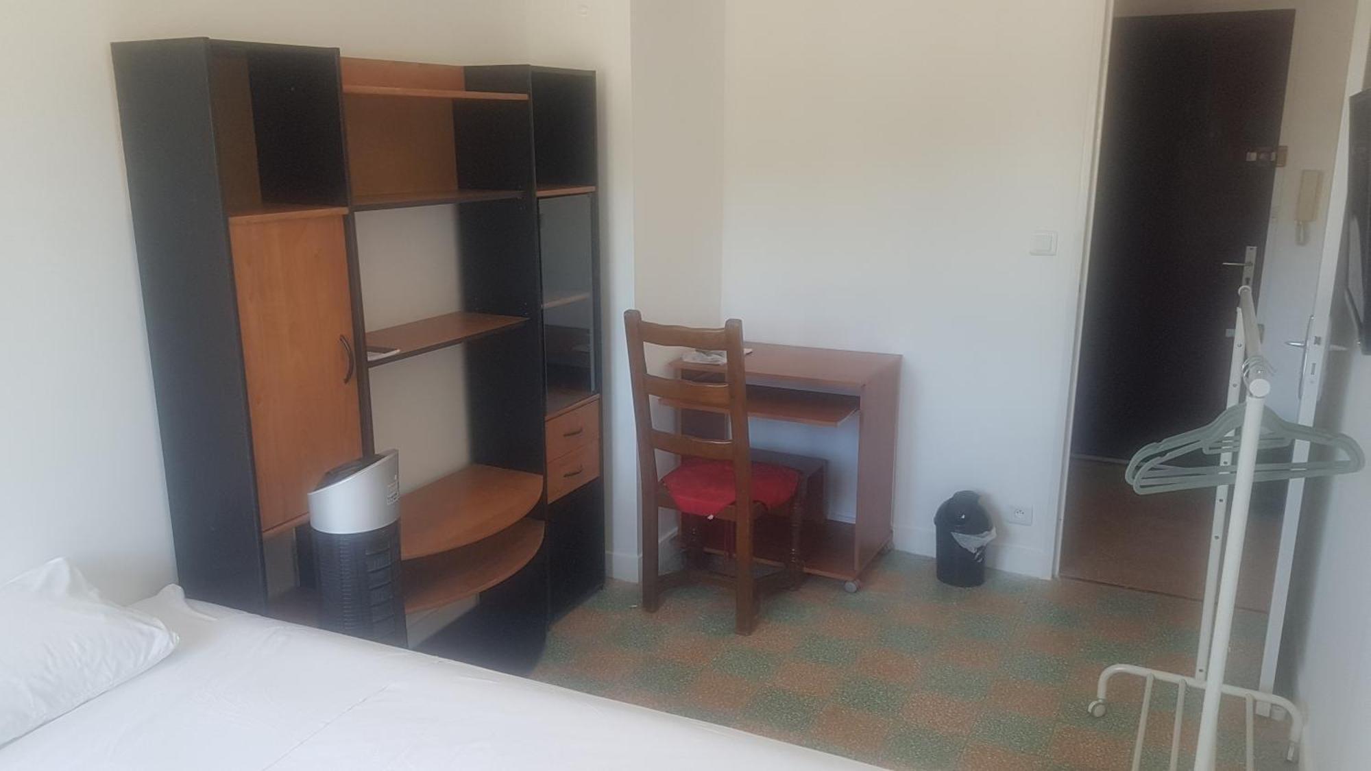 New cheap PRIVATE ROOM, KITCHEN ,TRAM on site, 12 minutes from nice train station with tram , beach in 17 min with tram , CHAMBRE PRIVÉE pas cher, cuisine équipée , tram sur place, à 12 min de la gare de Nice avec le tram, 17 min plage Chambre photo